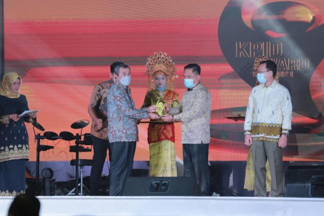 Diskominfo Pelalawan terima Penghargaan dari Komisi Penyiaran Indonesia Daerah Riau Award 2021